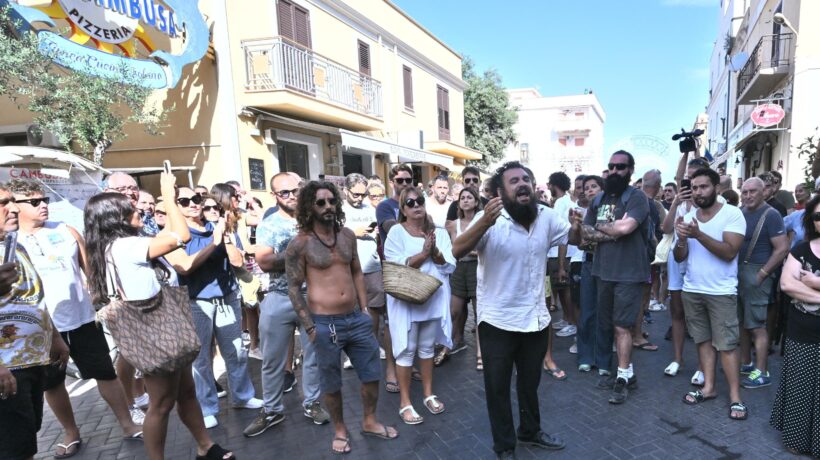 A Lampedusa esplode la protesta degli isolani. Intanto arrivano altri 18 barchini