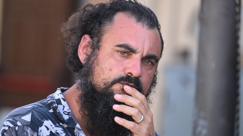 Lampedusa, il questore minaccia di sgomberare i residenti e poi offre «pilu pe tutti»