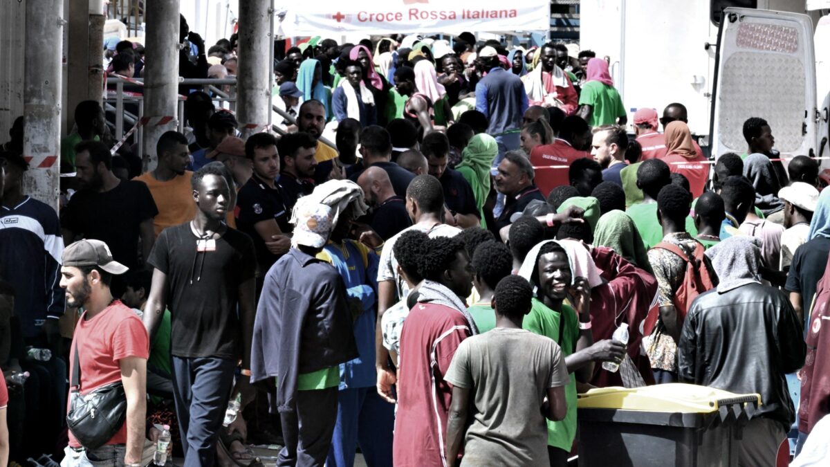 Così la sinistra truffa i migranti e gli italiani