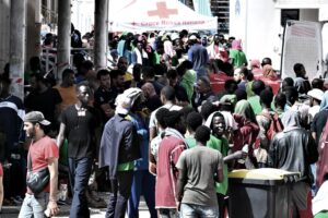 Così la sinistra truffa i migranti e gli italiani