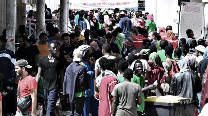 Così la sinistra truffa i migranti e gli italiani