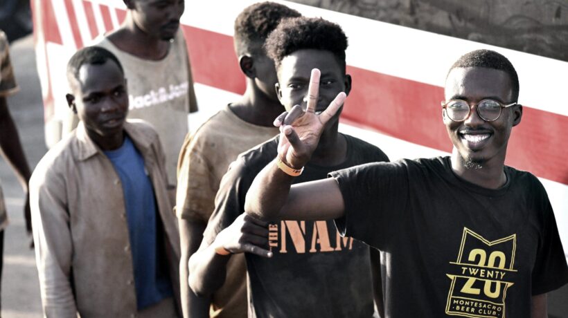 Migranti in fuga dal centro, risse e un agente ferito. Porto Empedocle è nel caos