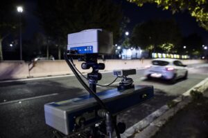Stangata su incivili e messaggi WhatsApp al volante