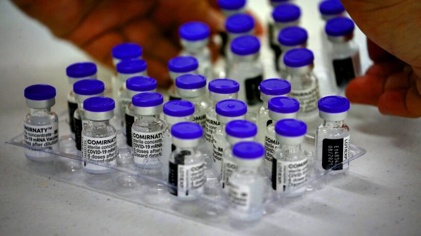 «I vaccini di Pfizer contaminati con Dna». La scoperta choc del prof pro iniezioni