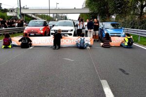 Ora gli ecoteppisti bloccano anche le ambulanze: «Vi avevamo avvertito…»