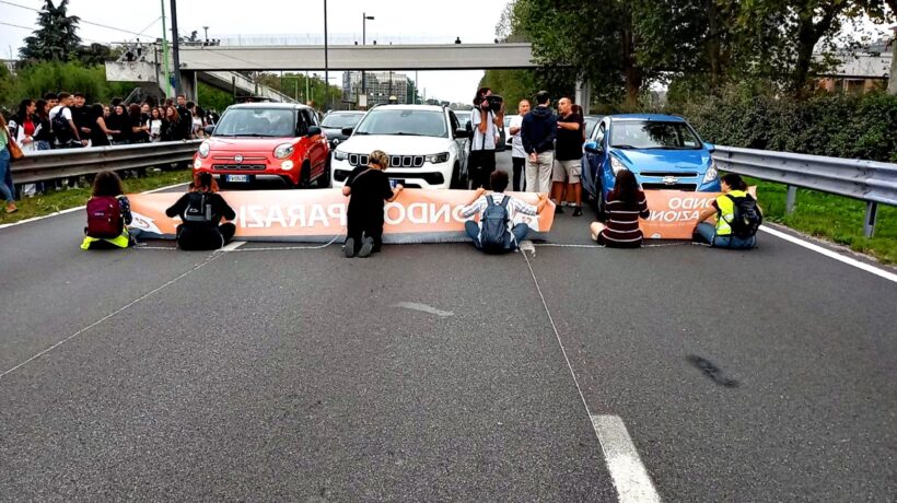 Ora gli ecoteppisti bloccano anche le ambulanze: «Vi avevamo avvertito…»