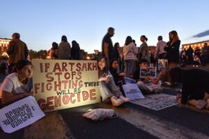 Tregua in Nagorno Karabakh. Ma la popolazione armena manifesta contro il governo