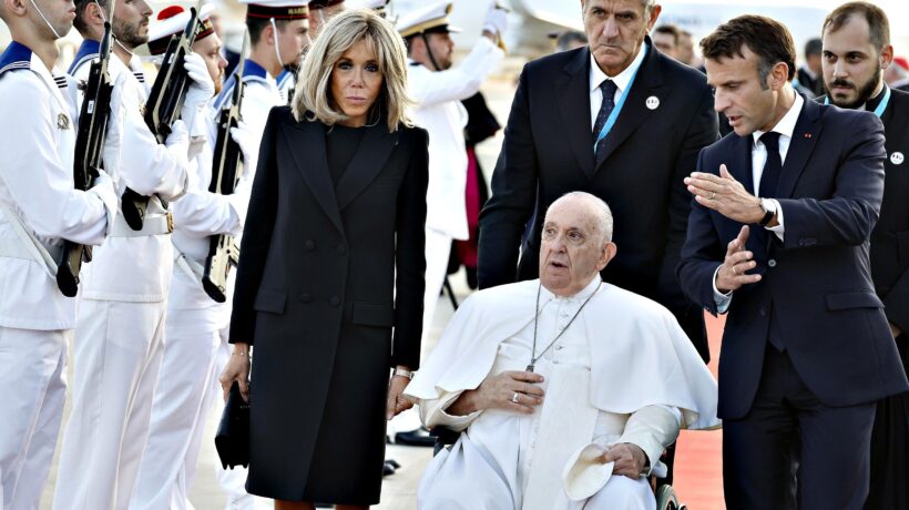 Il Papa predica accoglienza nella Francia che chiude la frontiera a Ventimiglia