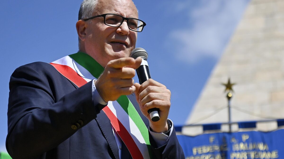 Il «premio» per la Capitale nel caos: Gualtieri si becca il super stipendio