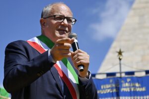 Il «premio» per la Capitale nel caos: Gualtieri si becca il super stipendio