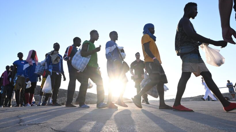 Migranti, basta coi finti minorenni