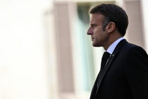 Macron vuol condonare i clandestini