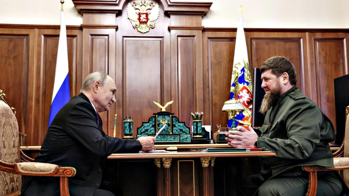 Putin avverte: «Lavoriamo ad armi atomiche avanzate». La Nato lusinga Zelensky