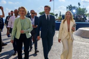 Meloni: «Tutti solidali con i confini altrui». Primi fondi per Tunisi