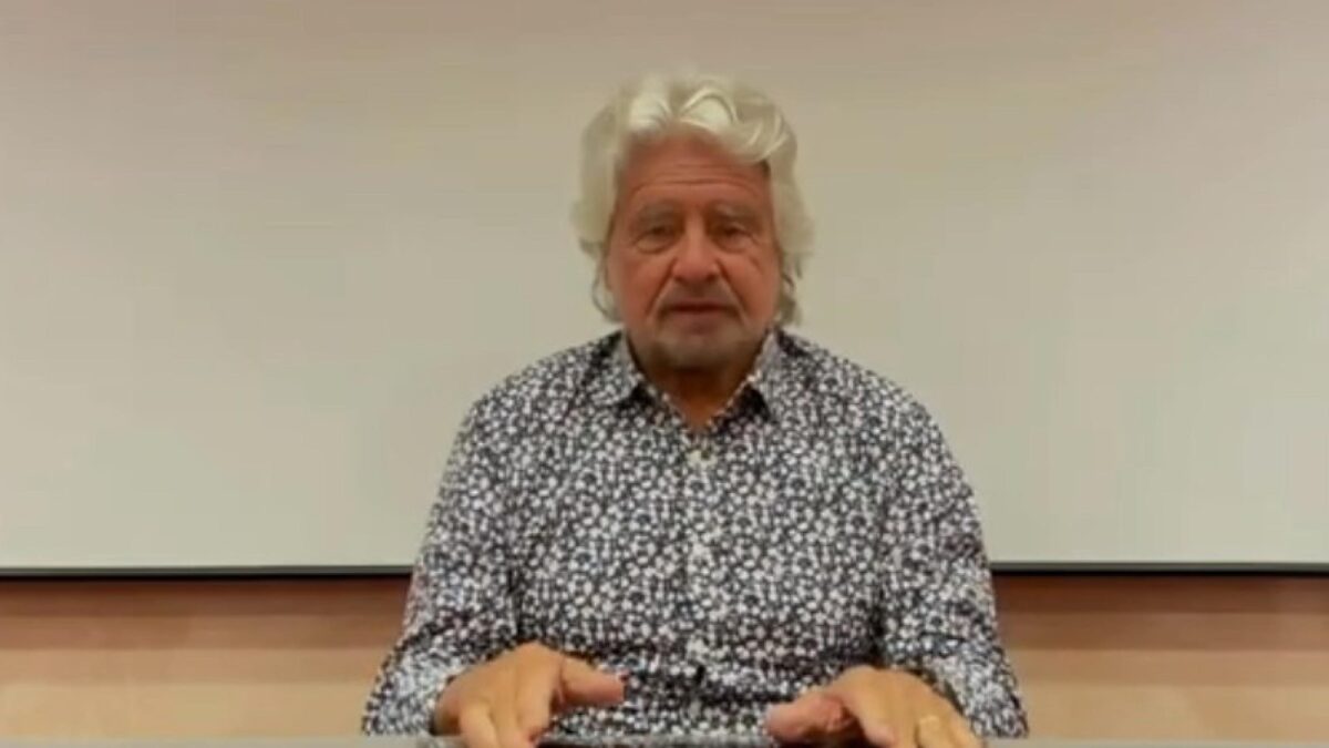 Grillo fa il video-piazzista di Pechino. E spara balle: «La Cina non inquina»