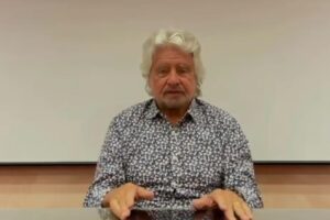 Grillo fa il video-piazzista di Pechino. E spara balle: «La Cina non inquina»