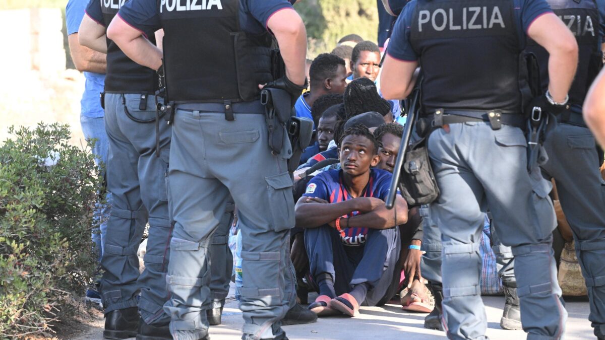 Per svuotare Lampedusa dai migranti levano i trasporti pubblici ai siciliani