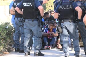 Per svuotare Lampedusa dai migranti levano i trasporti pubblici ai siciliani