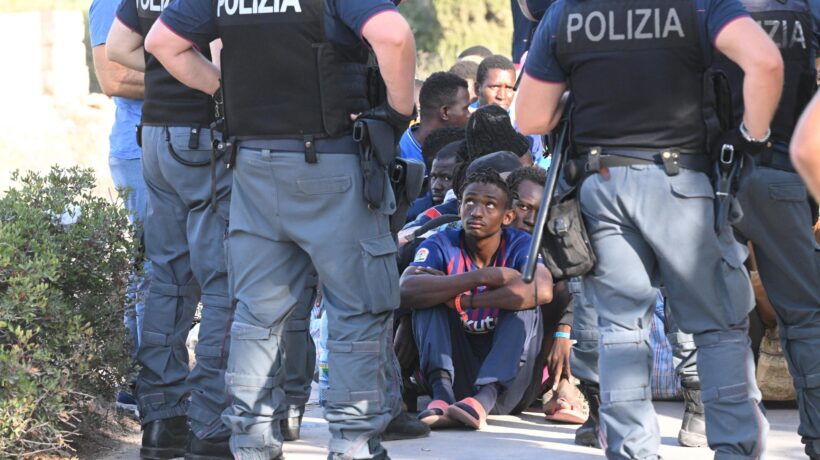 Per svuotare Lampedusa dai migranti levano i trasporti pubblici ai siciliani