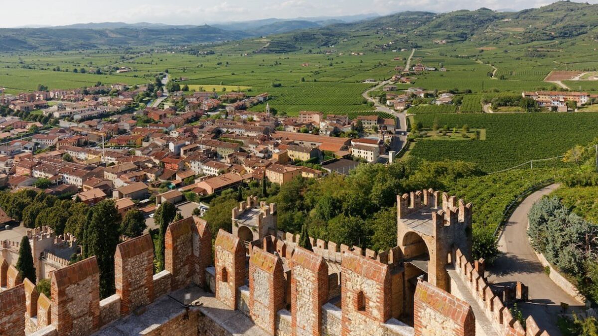 Alla scoperta del Soave, il vino prodotto in un borgo tra i più belli d’Italia