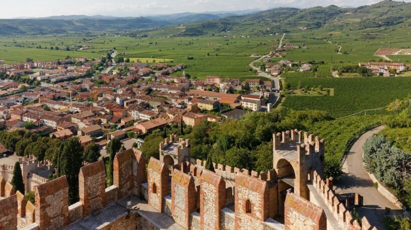 Alla scoperta del Soave, il vino prodotto in un borgo tra i più belli d’Italia