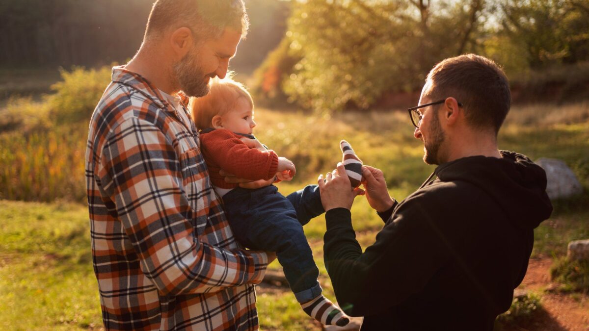 Così la Società di pediatria piega la scienza per tifare le coppie di «genitori» omo