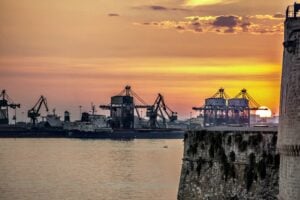 Cambia l’aria sui porti. A Taranto arriva il primo foglio di via agli amici dei cinesi
