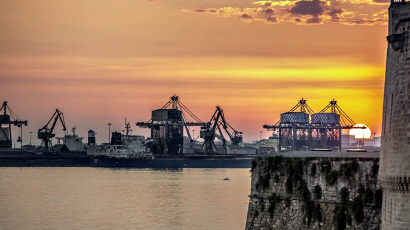 Cambia l’aria sui porti. A Taranto arriva il primo foglio di via agli amici dei cinesi