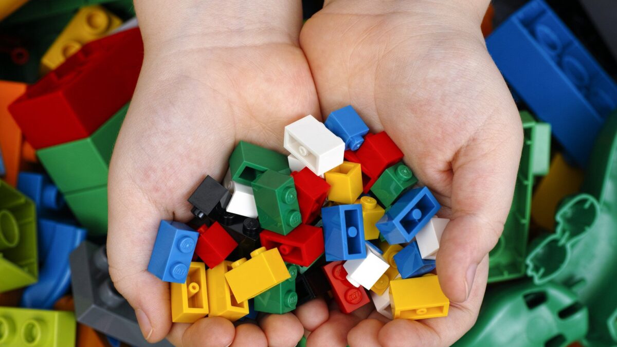 Lego rinuncia alla plastica riciclata. Si è accorta che emette più C02