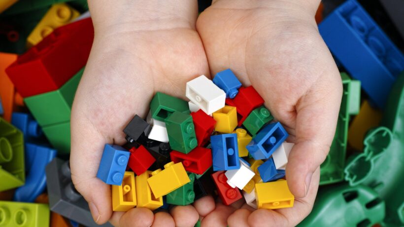 Lego rinuncia alla plastica riciclata. Si è accorta che emette più C02