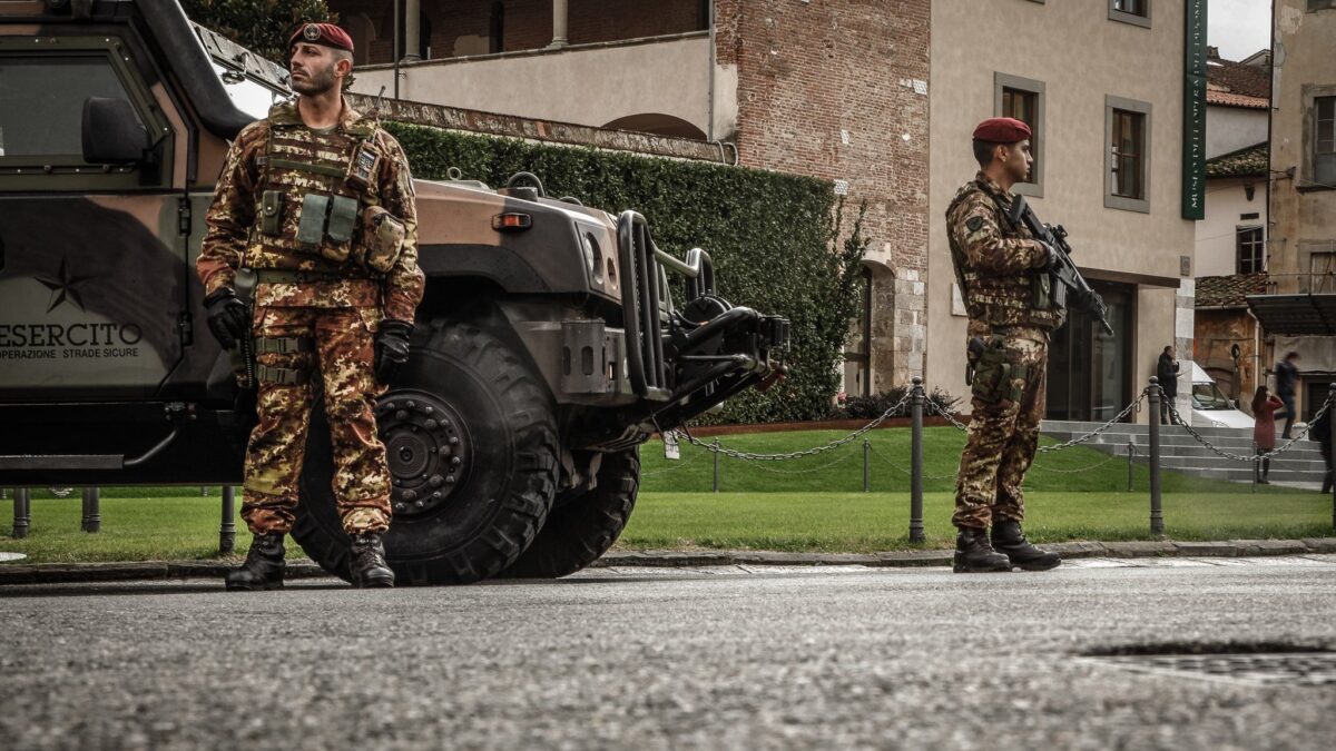 La Meloni rimanda i soldati in strada. E la sinistra urla al colpo di Stato
