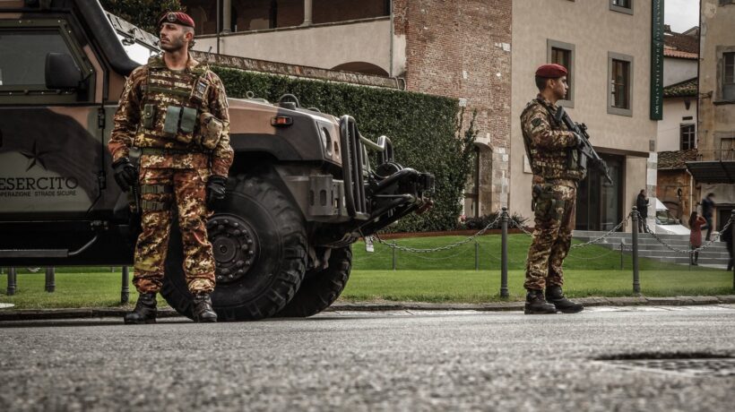La Meloni rimanda i soldati in strada. E la sinistra urla al colpo di Stato