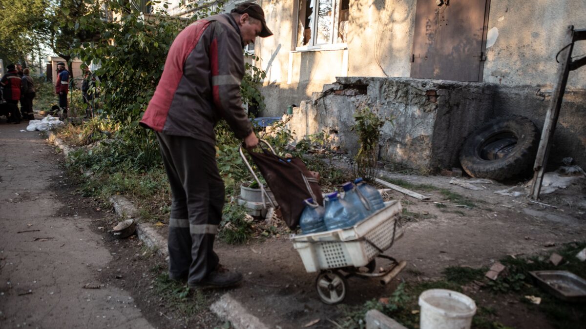Sul fronte ormai dimenticato con i pacchi per i civili. «I russi? Noi aiutiamo tutti»