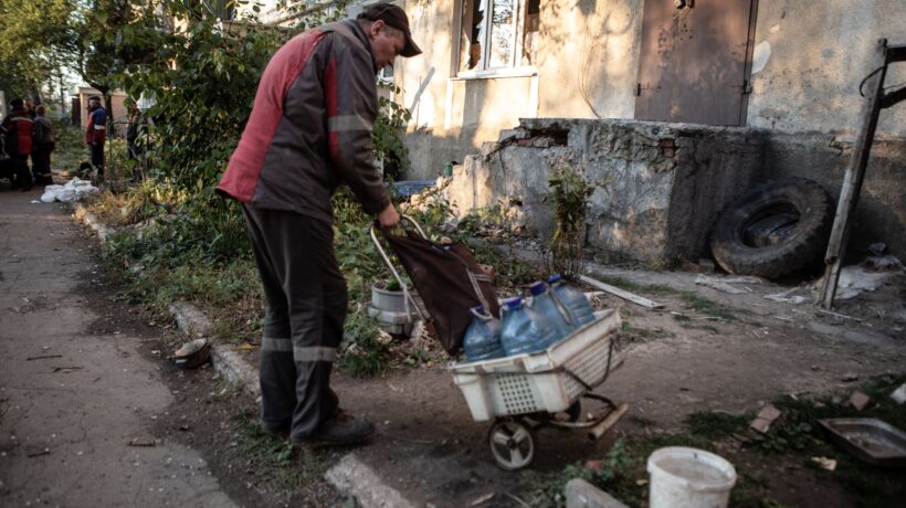 Sul fronte ormai dimenticato con i pacchi per i civili. «I russi? Noi aiutiamo tutti»