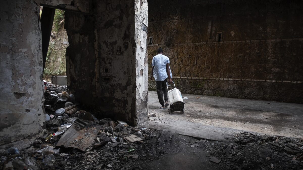 Effetto porti aperti. In Italia vivono 1,6 milioni di stranieri in povertà assoluta