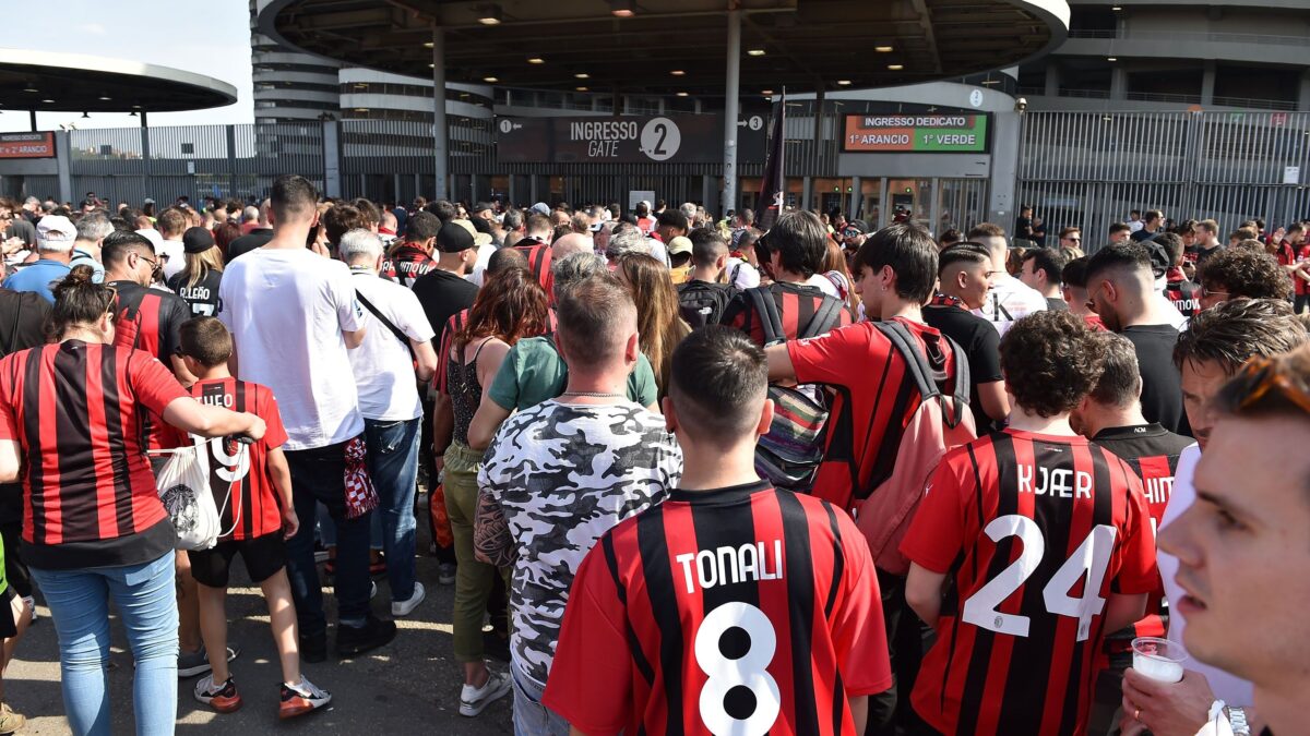 Ritorno allo stadio del boomer tra magliette che stratificano le ere calcistiche