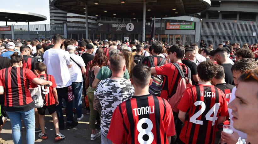 Ritorno allo stadio del boomer tra magliette che stratificano le ere calcistiche