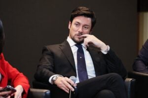 Tutti contro Giambruno. Ma solo ora