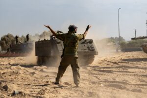 Tel Aviv frena ancora l’invasione di Gaza. Altri 2 ostaggi liberi, morta un’italiana