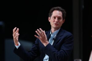 I media di Elkann battono sulla sanità mentre lui inciampa sui respiratori