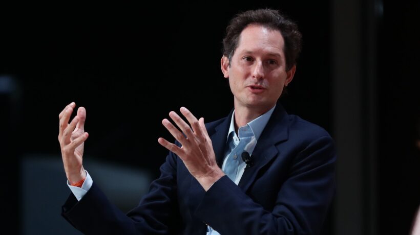 I media di Elkann battono sulla sanità mentre lui inciampa sui respiratori