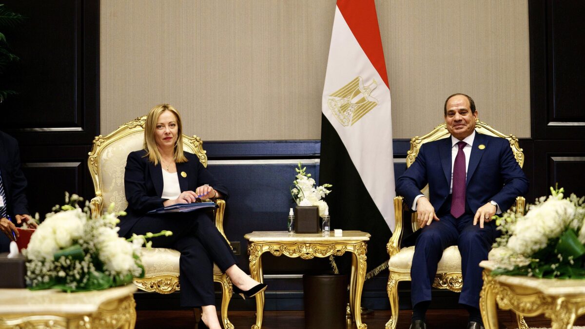 La Meloni vola al Cairo per mediare. Sul tavolo del vertice profughi e aiuti