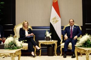 La Meloni vola al Cairo per mediare. Sul tavolo del vertice profughi e aiuti