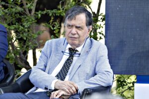 Cacciò il Papa. Parisi ora fa l’ecochierichetto