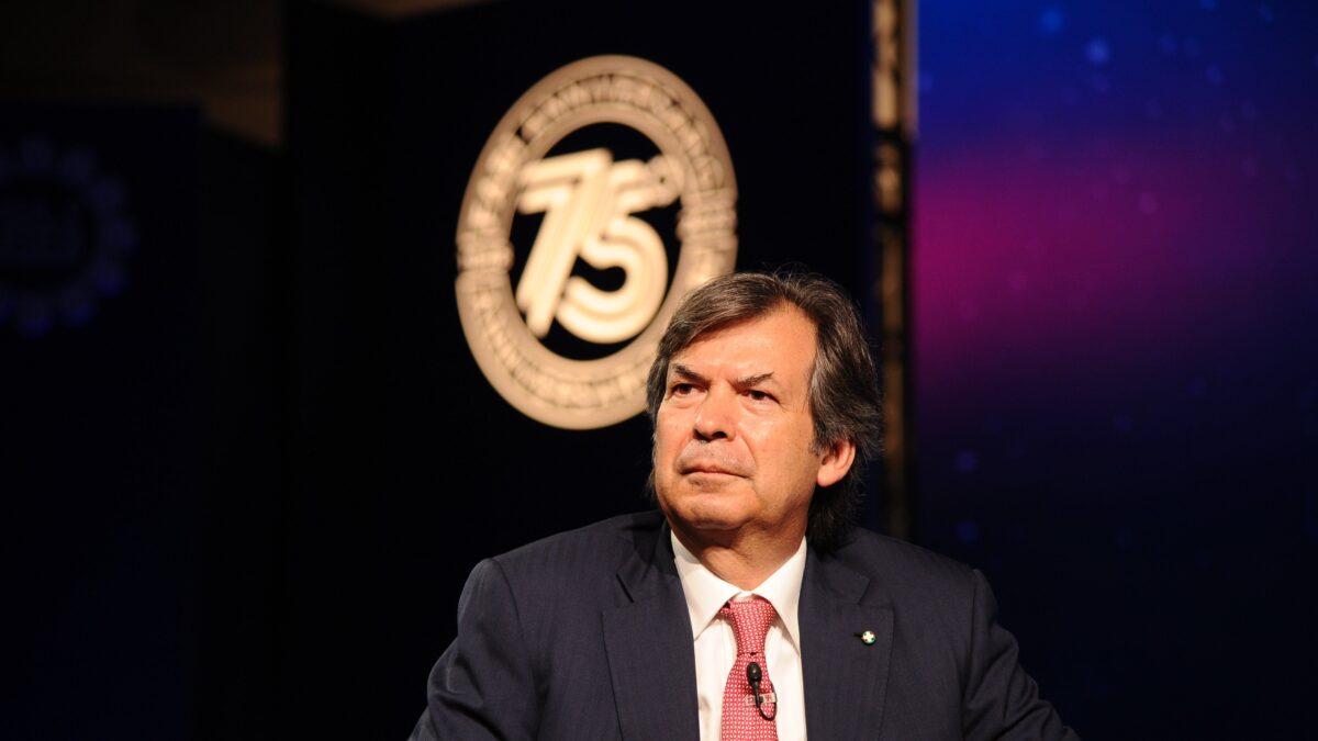 Intesa anticipa gli aumenti ai bancari