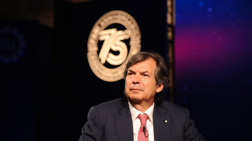 Intesa anticipa gli aumenti ai bancari