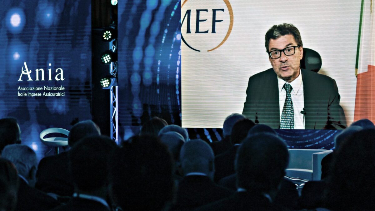 Giorgetti chiede un fondo salva-assicurati