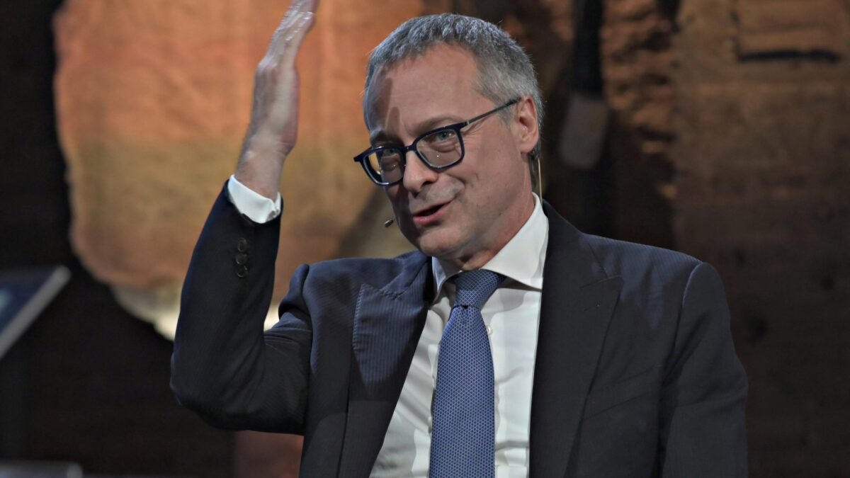 Bonomi fa fuori il direttore generale. Mezza Confindustria è in rivolta
