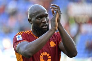Fischi interisti alla faccia dei divieti. Ma il primo a ridersela è Lukaku