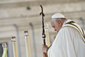 «Il mondo si sgretola, stop ai fossili». Ormai Francesco parla come Greta